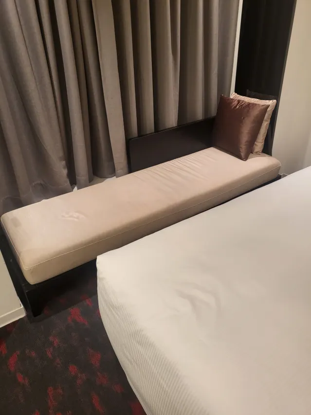 침대 옆 보조 소파와 커튼