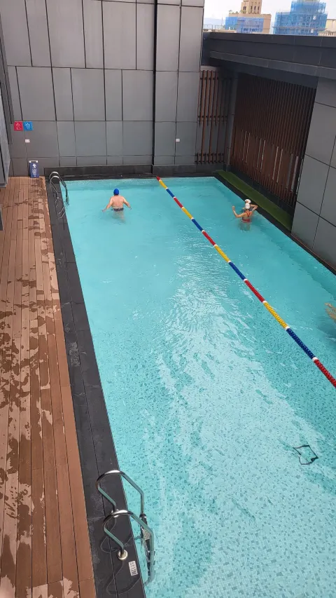 2레인 규모의 호텔 수영장