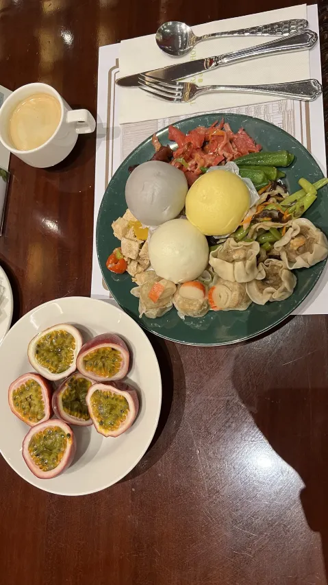 조식당에서 제공된 음식. 용과, 두리안 등 다양한 음식이 보임.